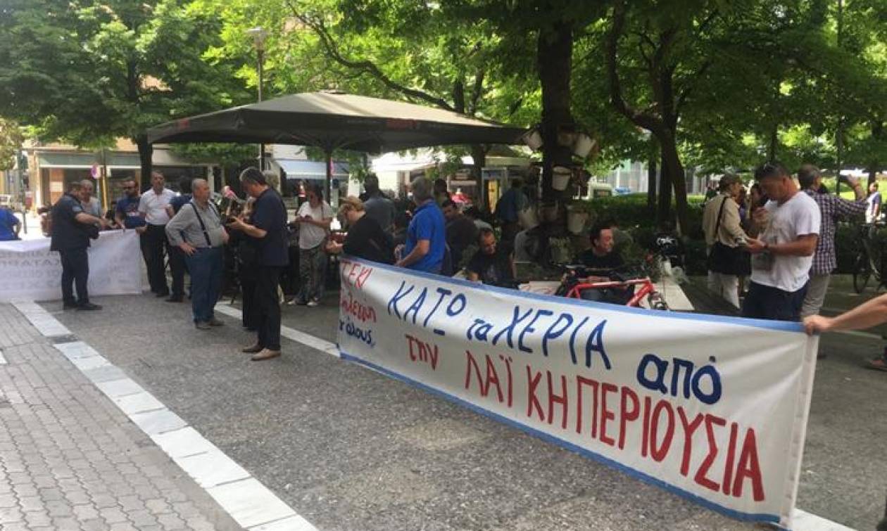 Επεισόδια στη Λάρισα για πλειστηριασμό πρώτης κατοικίας (photos)