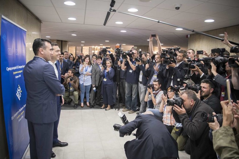 Ραγδαίες εξελίξεις στο Σκοπιανό: Ο Τσίπρας ενημερώνει τους πολιτικούς αρχηγούς