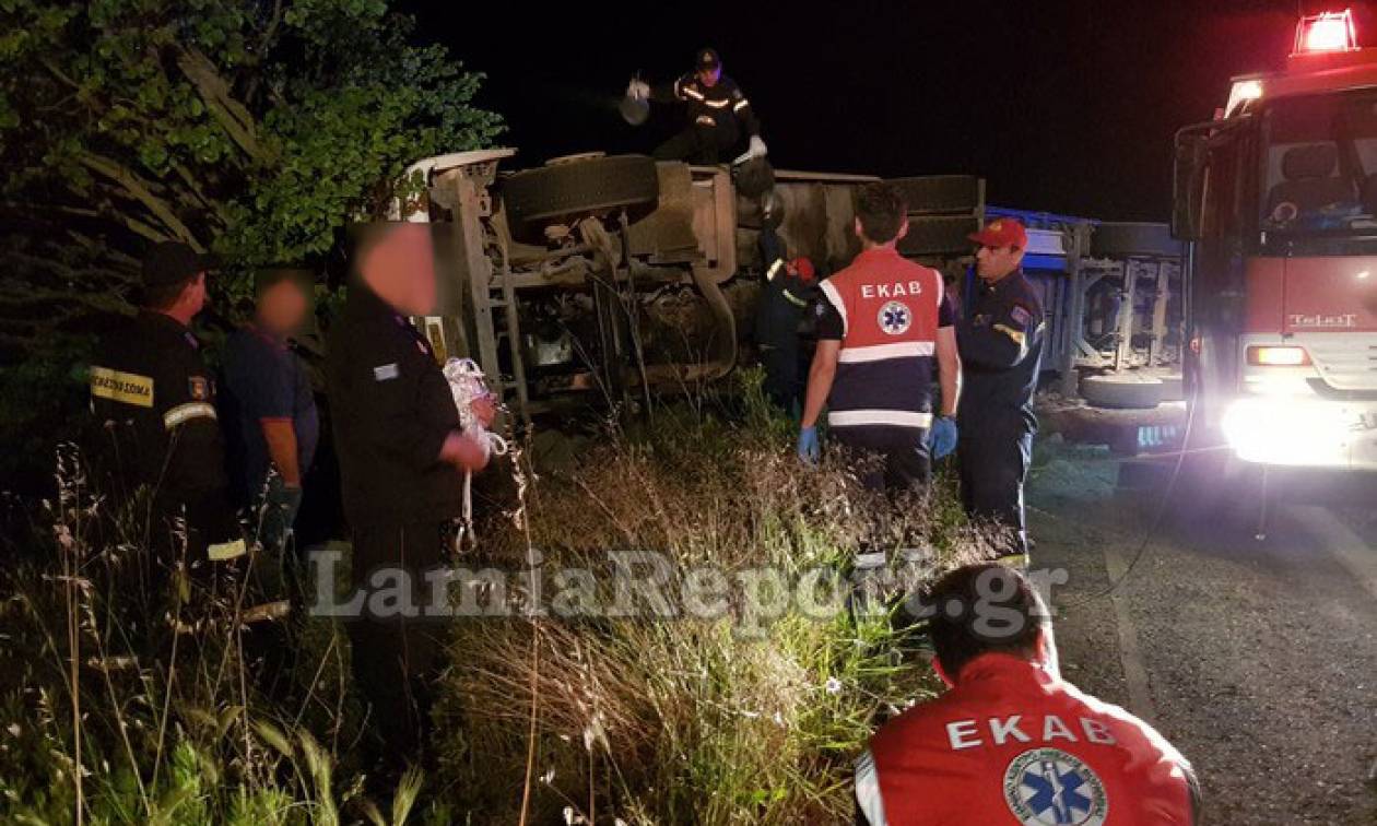 Φθιώτιδα: Εκτροπή νταλίκας με έναν νεκρό (pics)