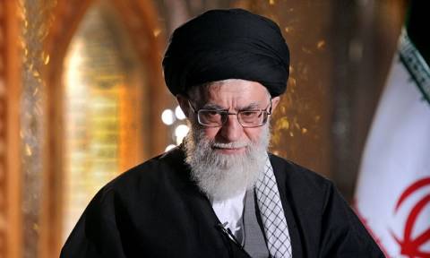 «Έξαλλος» ο Αγιατολάχ: Tο Ιράν θα συντρίψει τις ΗΠΑ