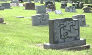 Βεβήλωσε νεκροταφείο ζωγραφίζοντας τη σβάστικα στις ταφόπλακες (vids)