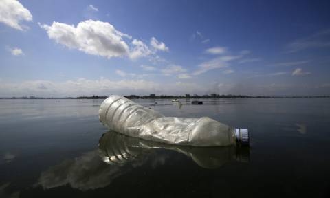 Συγκλονιστικές εικόνες: Το μέλλον του πλανήτη θα είναι... βουλιαγμένο στο πλαστικό