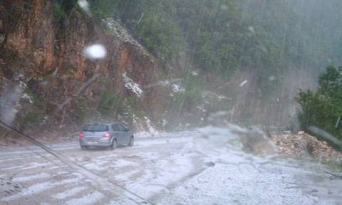 Χαλάζι και σφοδρή καταιγίδα στα Τζουμέρκα: Ακινητοποιήθηκαν οδηγοί (pics)