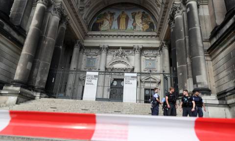 Βερολίνο: Εκτός ελέγχου και οπλισμένος με μαχαίρι ο άνδρας στον Καθεδρικό Ναό