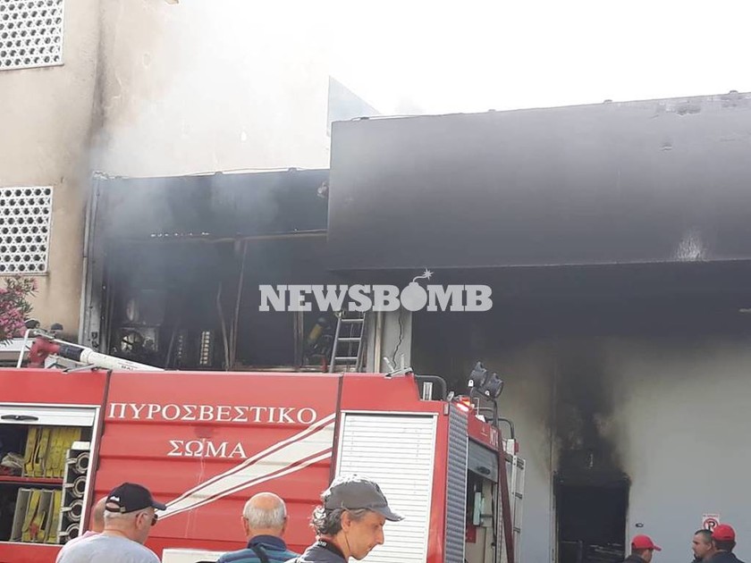 ΕΚΤΑΚΤΟ - Φωτιά ΤΩΡΑ: Στις φλόγες βιοτεχνία στο Περιστέρι - Κάηκαν σπίτια