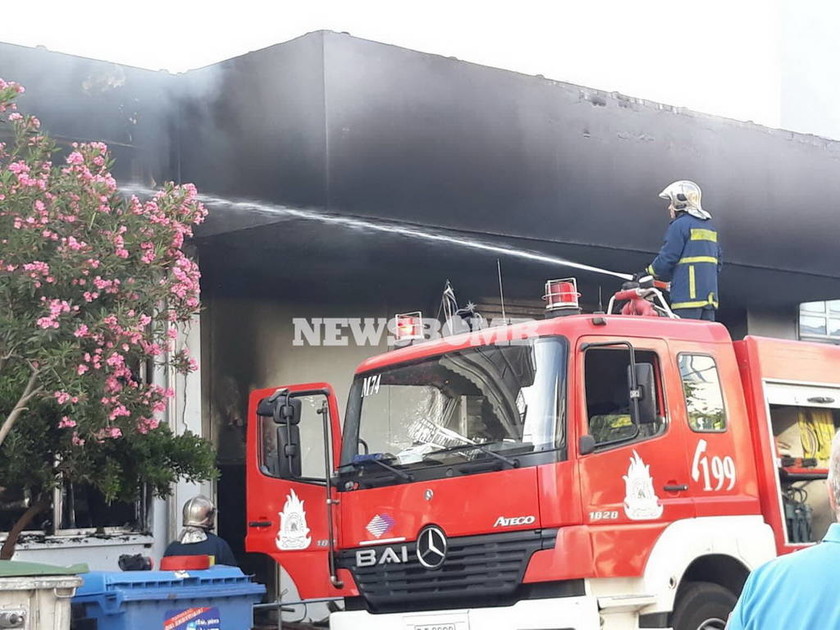 ΕΚΤΑΚΤΟ - Φωτιά ΤΩΡΑ: Στις φλόγες βιοτεχνία στο Περιστέρι - Κάηκαν σπίτια