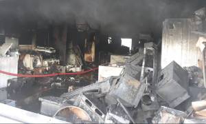 Φωτιά σε αποθήκη ηλεκτρικών στο Περιστέρι - Ώρες αγωνίας για τους κατοίκους και εικόνες καταστροφής