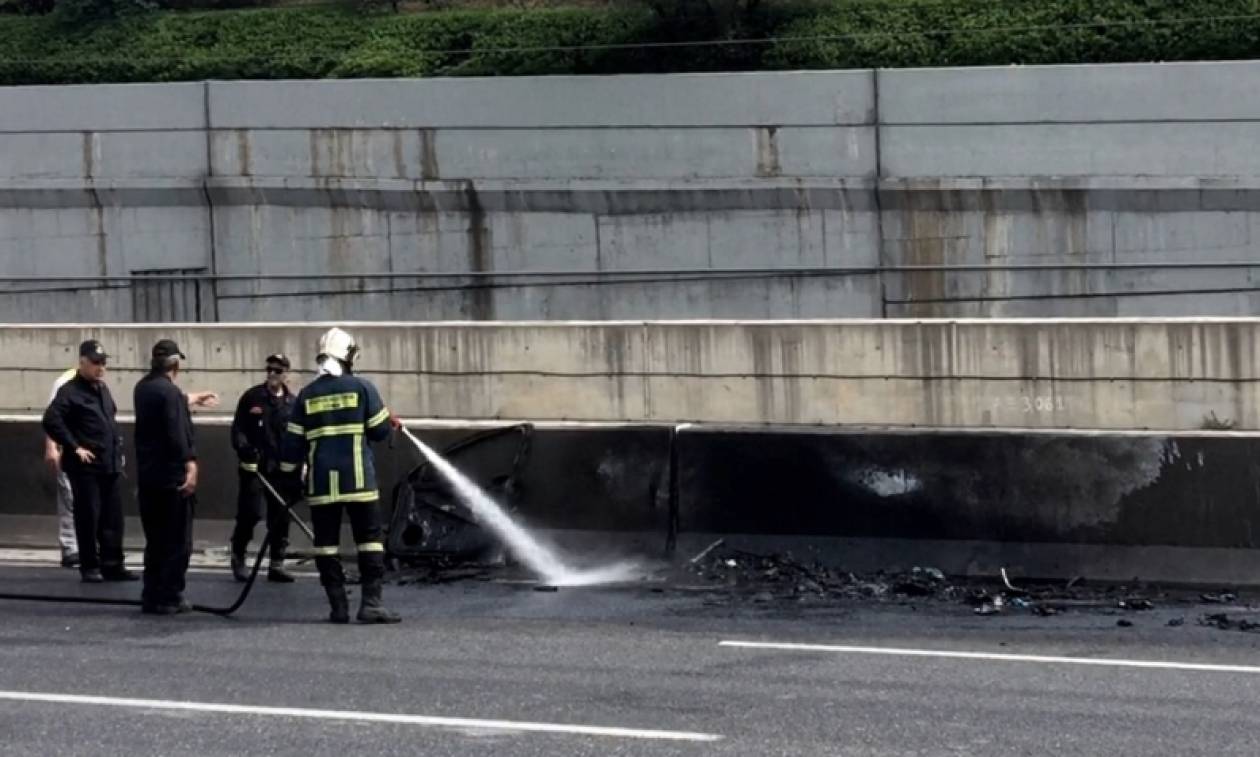 Τροχαίο στην Αττική οδό: Στις φλόγες φορτηγό που ανετράπη