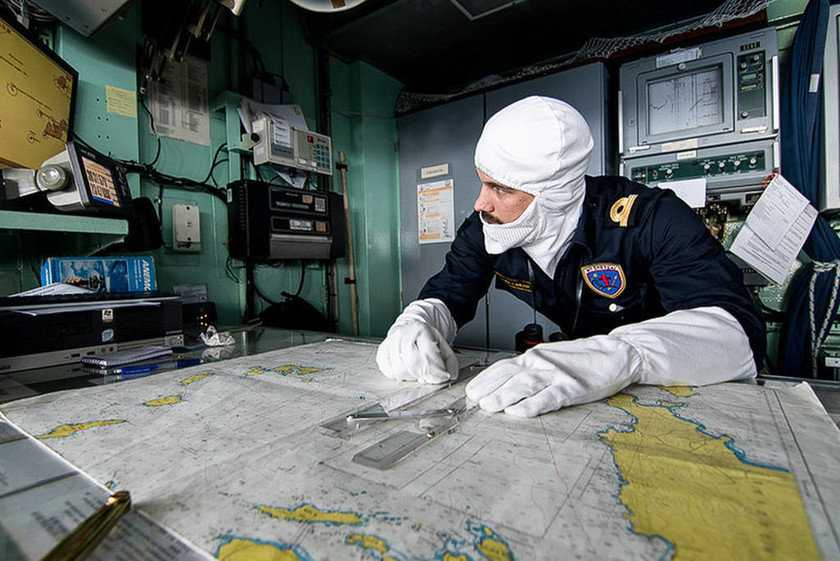 Εσείς ξέρετε γιατί στις ασκήσεις με πολεμικά πλοία και υποβρύχια φοράνε μάσκες και γάντια;