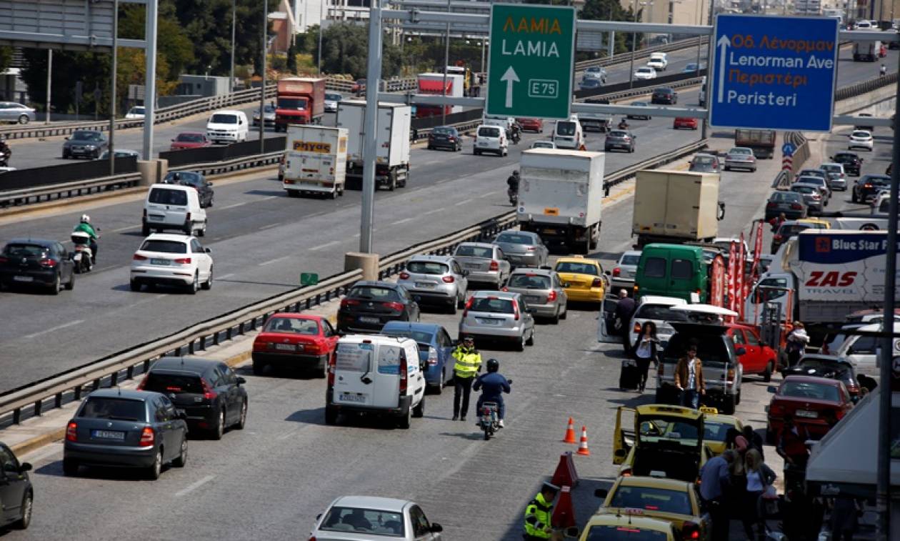 Ουρά χιλιομέτρων στην Εθνική Οδό Αθηνών - Λαμίας