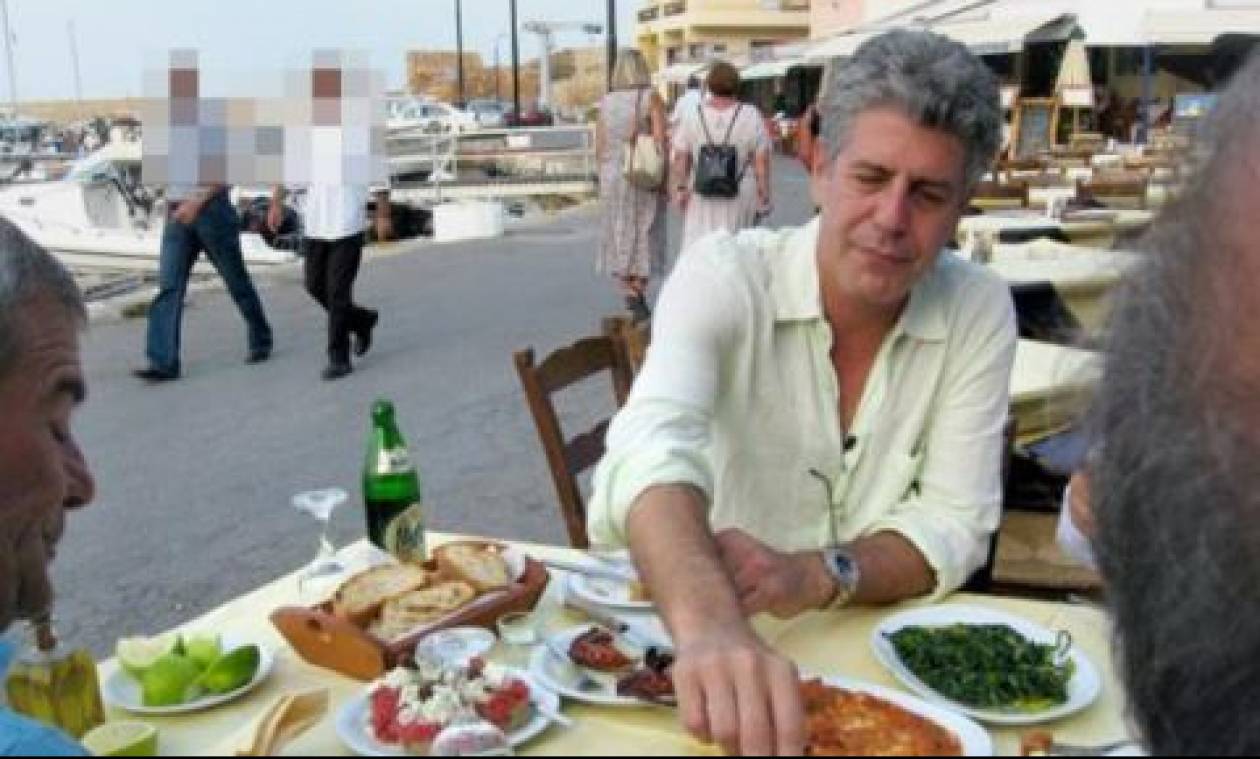 Anthony Bourdain: Όταν ο διάσημος σεφ γευόταν ρακές και αντικριστό στην Κρήτη