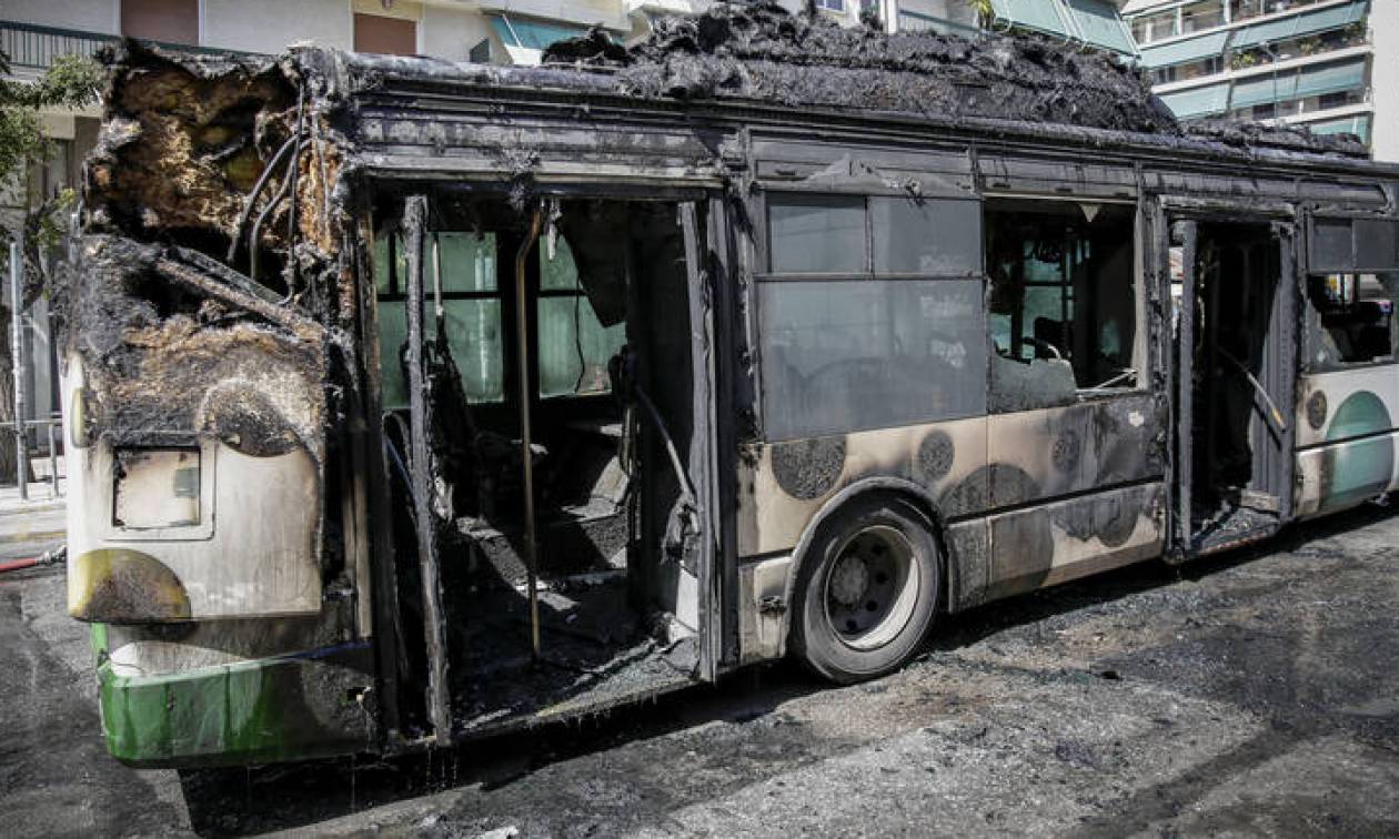 Σοκαριστικές εικόνες στα Κάτω Πατήσια: Λεωφορείο τυλίχθηκε στις φλόγες