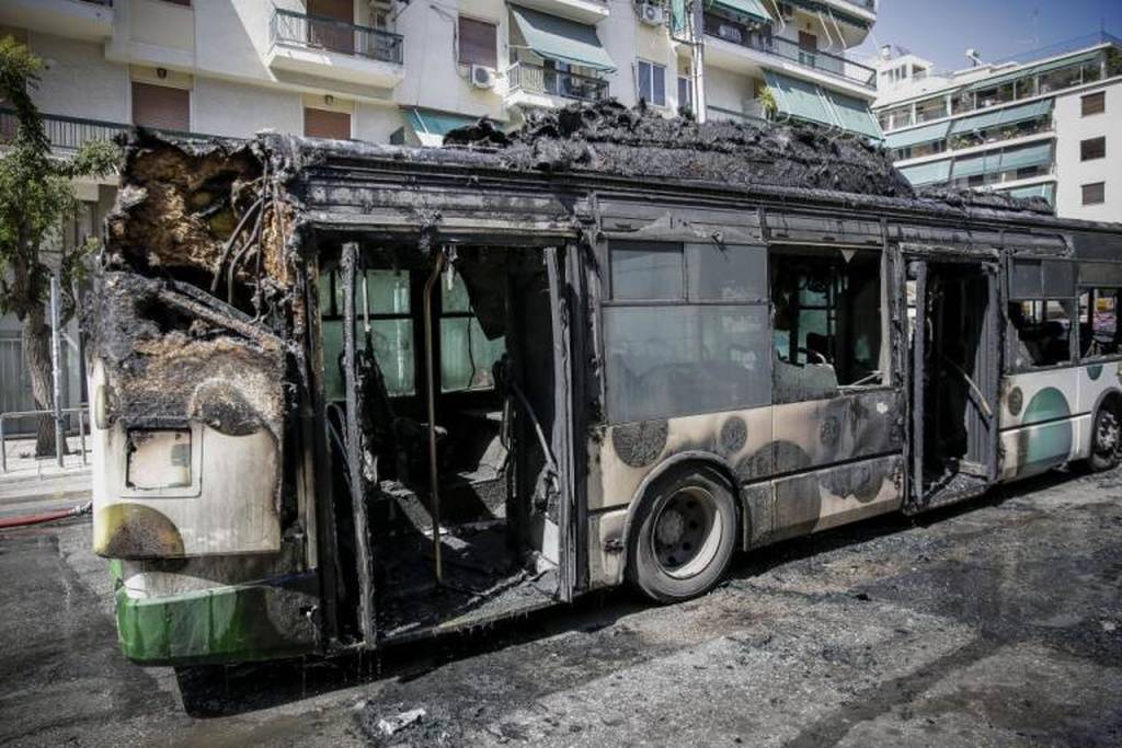 Σοκαριστικές εικόνες στα Κάτω Πατήσια: Λεωφορείο τυλίχθηκε στις φλόγες