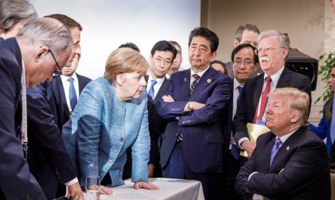 G7: Τρομερή φωτογραφία Μέρκελ - Τραμπ τα... λέει όλα! Τα «βρόντηξε» και έφυγε ο Αμερικανός πρόεδρος