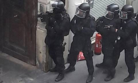 Παρίσι: Ένοπλος κρατούσε όμηρο έγκυο που είχε περιλούσει με βενζίνη (Pics+Vid)