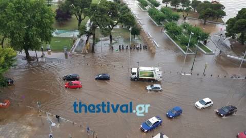 «Βούλιαξε» η Θεσσαλονίκη: Εικόνες καταστροφής από την έντονη βροχόπτωση και το χαλάζι (pics&vid)
