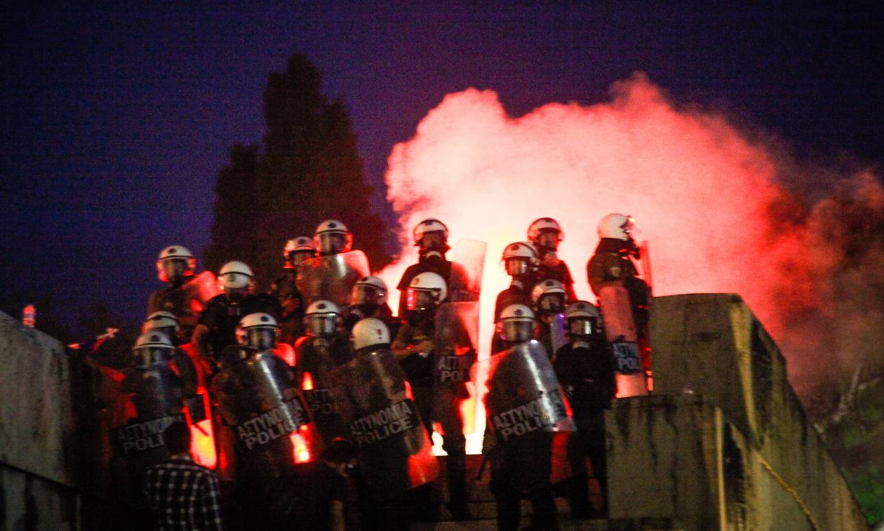 Επεισόδια στο Σύνταγμα: Μολότοφ, πέτρες, χημικά και τραυματίες μετά το συλλαλητήριο για τη Μακεδονία