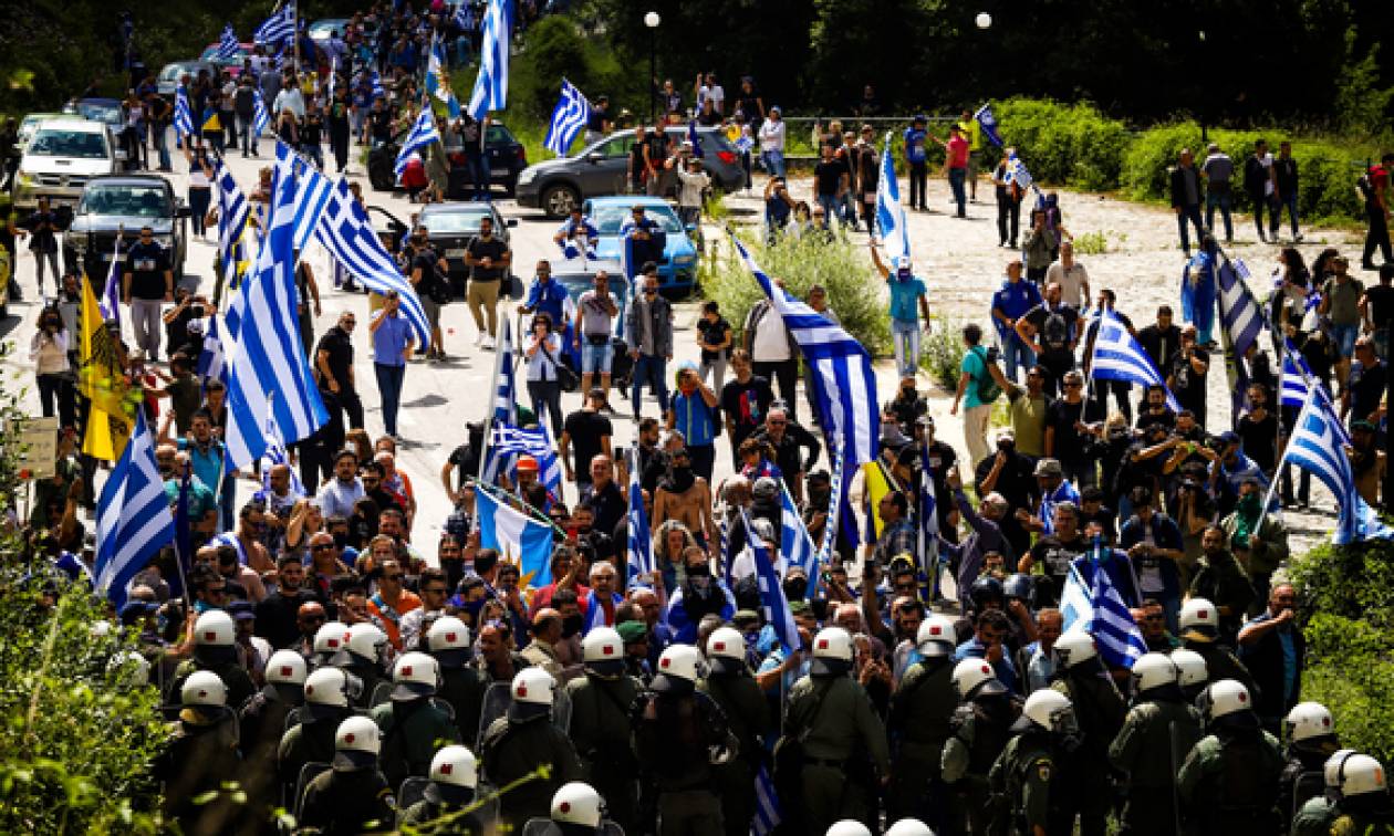 Μακεδονικό: H «ματωμένη σημαία» που έγινε σύμβολο των διαδηλωτών στο Πισοδέρι Φλώρινας (vids+pics)