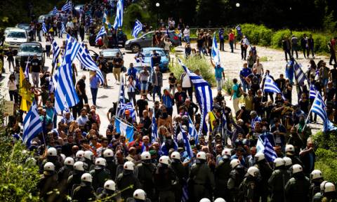 Μακεδονικό:  H «ματωμένη σημαία» που έγινε σύμβολο των διαδηλωτών στο Πισοδέρι Φλώρινας (vids+pics)
