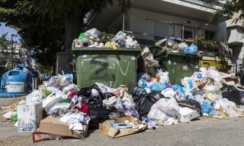 «Βουλιάζει» η Αθήνα από τα σκουπίδια
