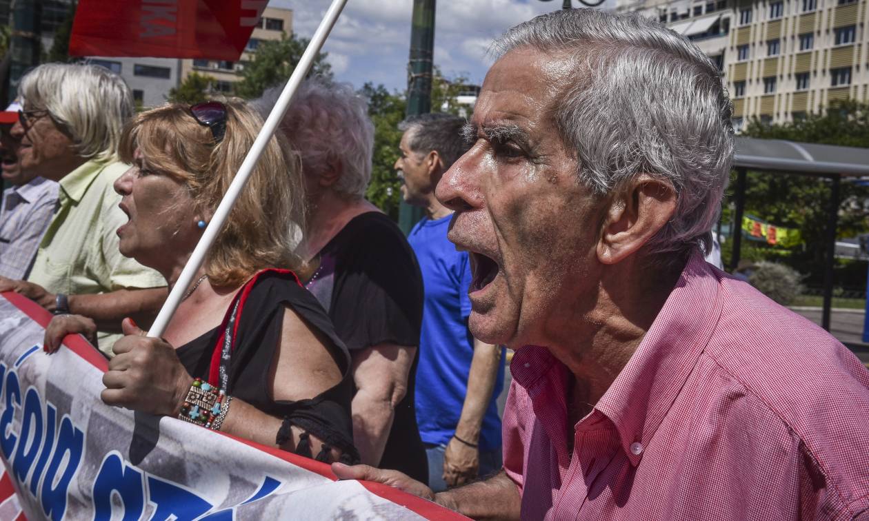 Στους δρόμους και πάλι οι συνταξιούχοι για τις μειώσεις στις συντάξεις (pics)