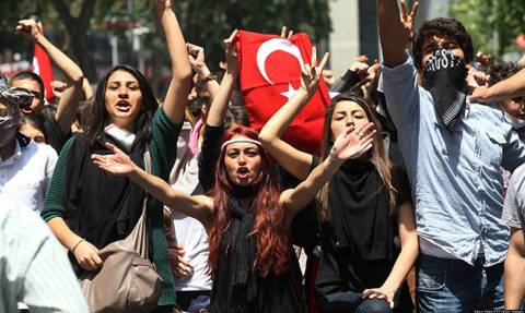 Τουρκία Εκλογές: Μπορούν οι νέοι ψηφοφόροι να «γκρεμίσουν» τον Ερντογάν από τον θρόνο της εξουσίας;