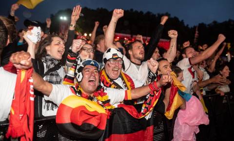 Παγκόσμιο Κύπελλο Ποδοσφαίρου 2018: «Κάηκε» το Βερολίνο μετά την ανατροπή της Γερμανίας (vid)
