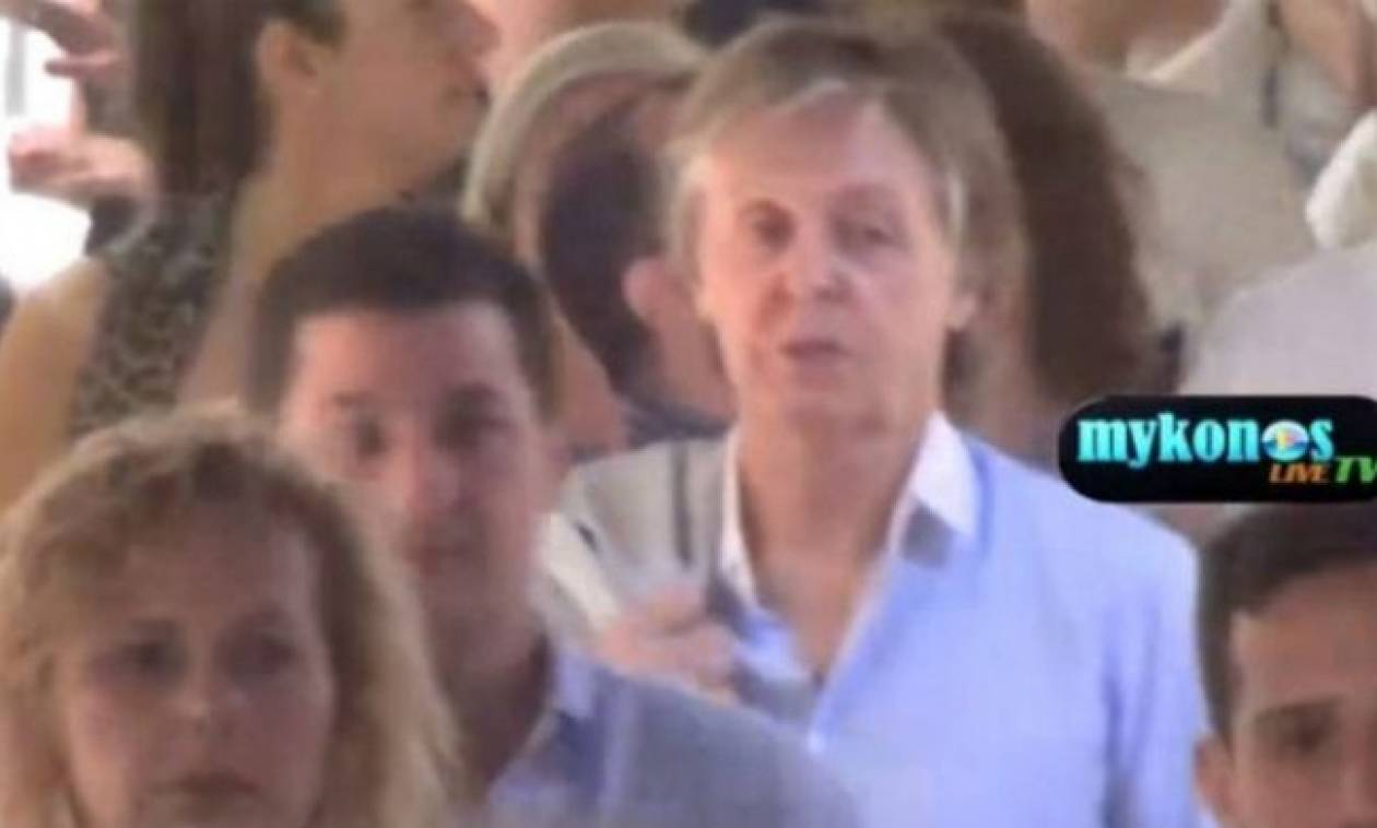 Ο Paul McCartney στη Μύκονο: To θρυλικό «σκαθάρι» βολτάρει στα σοκάκια της χώρας