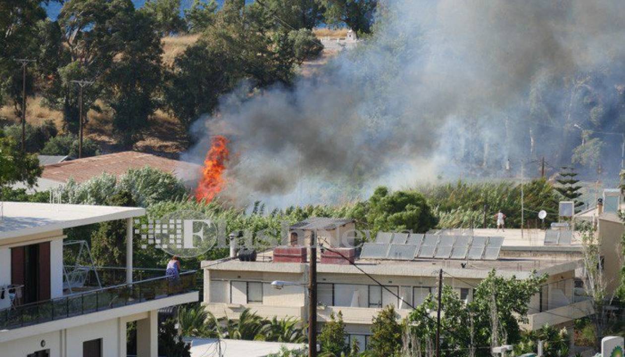 Αναστάτωση στα Χανιά: Μεγάλη πυρκαγιά απείλησε σπίτια (pics)