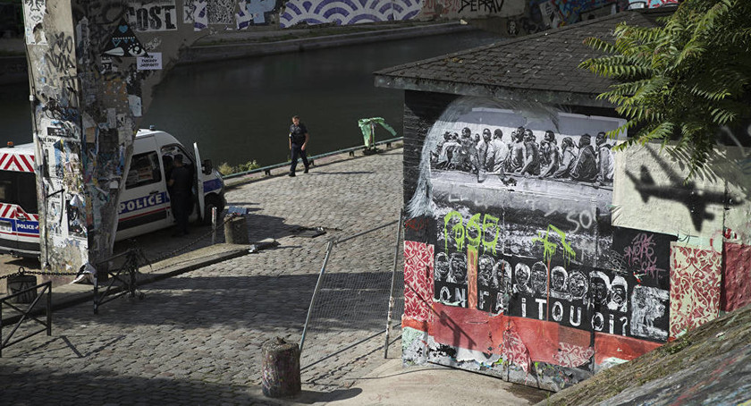 O ανατρεπτικός Banksy «ξαναχτύπησε» και στέλνει καυστικό μήνυμα από το Παρίσι (Pics)