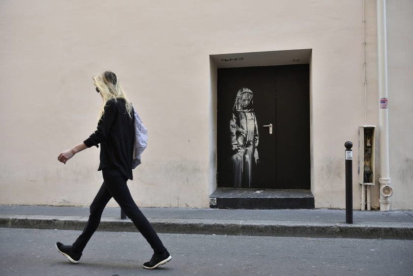 O ανατρεπτικός Banksy «ξαναχτύπησε» και στέλνει καυστικό μήνυμα από το Παρίσι (Pics)