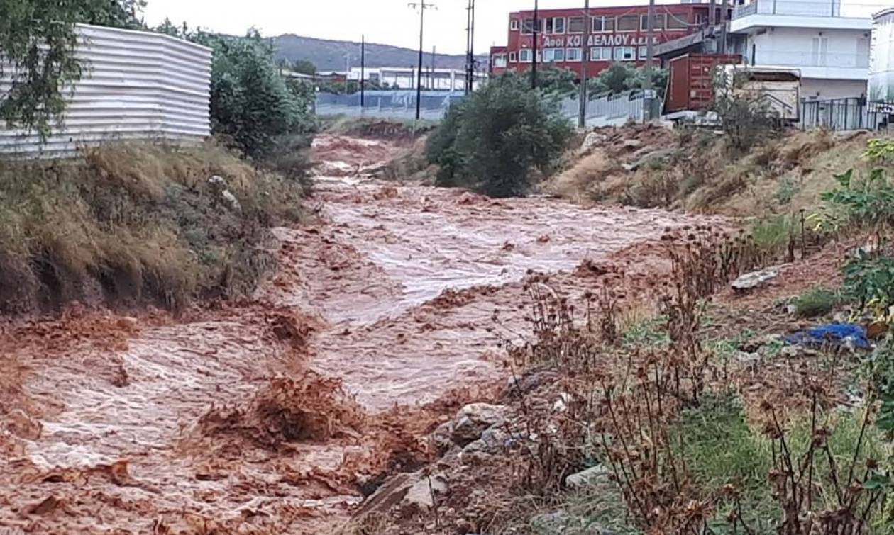 Στο έλεος της κακοκαιρίας και πάλι η Μάνδρα - Συγκλονιστικές εικόνες και βίντεο