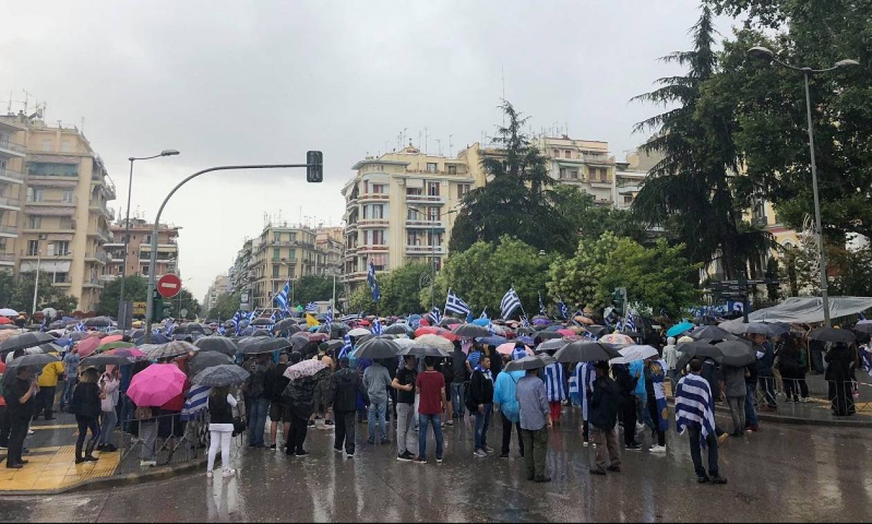 Με βροχή το συλλαλητήριο για τη Μακεδονία στη Θεσσαλονίκη (pics&vid)