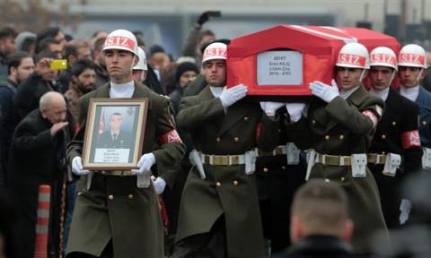 Εκτός ελέγχου ο Ερντογάν: Απαγόρευσε στην αντιπολίτευση να παρευρίσκεται σε κηδείες στρατιωτών