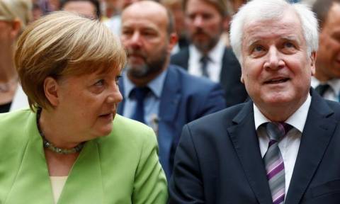 Γερμανία: Ο Ζεεχόφερ θα συζητήσει με τη Μέρκελ και θα αποφασίσει για το πολιτικό του μέλλον