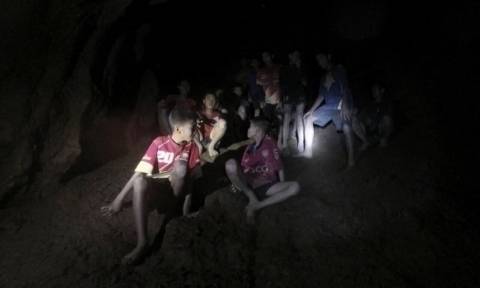 Ταϊλάνδη: Θρίλερ και αγωνία δίχως τέλος με τον απεγκλωβισμό των 12 παιδιών από το σπήλαιο (vids)
