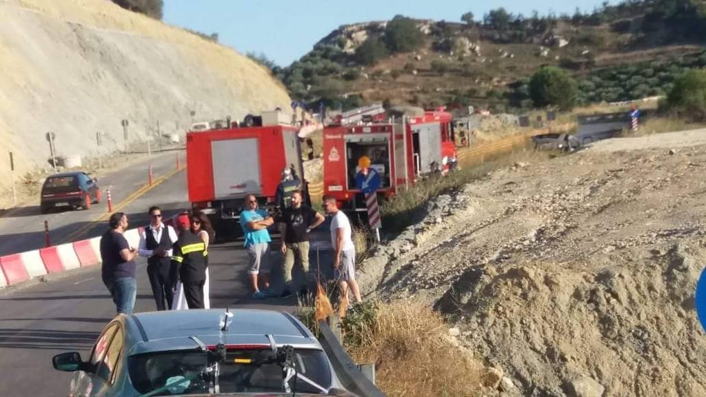 Ηράκλειο: Είδαν το αυτοκίνητό τους να... καίγεται αμέσως μετά το γάμο τους! (pics)