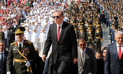 Χούντα Ερντογάν στην Τουρκία: Συνέλαβαν Βρετανούς τουρίστες για «τρομοκρατική προπαγάνδα»