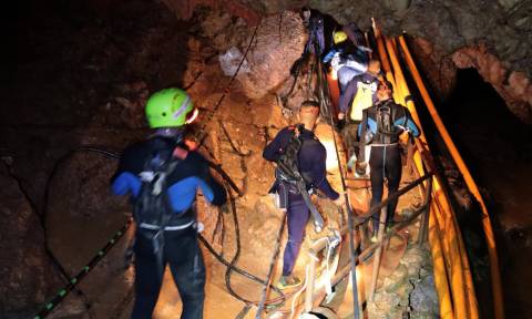 LIVE Ταϊλάνδη: Καρέ - καρέ η επιχείρηση διάσωσης των παιδιών από το σπήλαιο - Οι πρώτες εικόνες