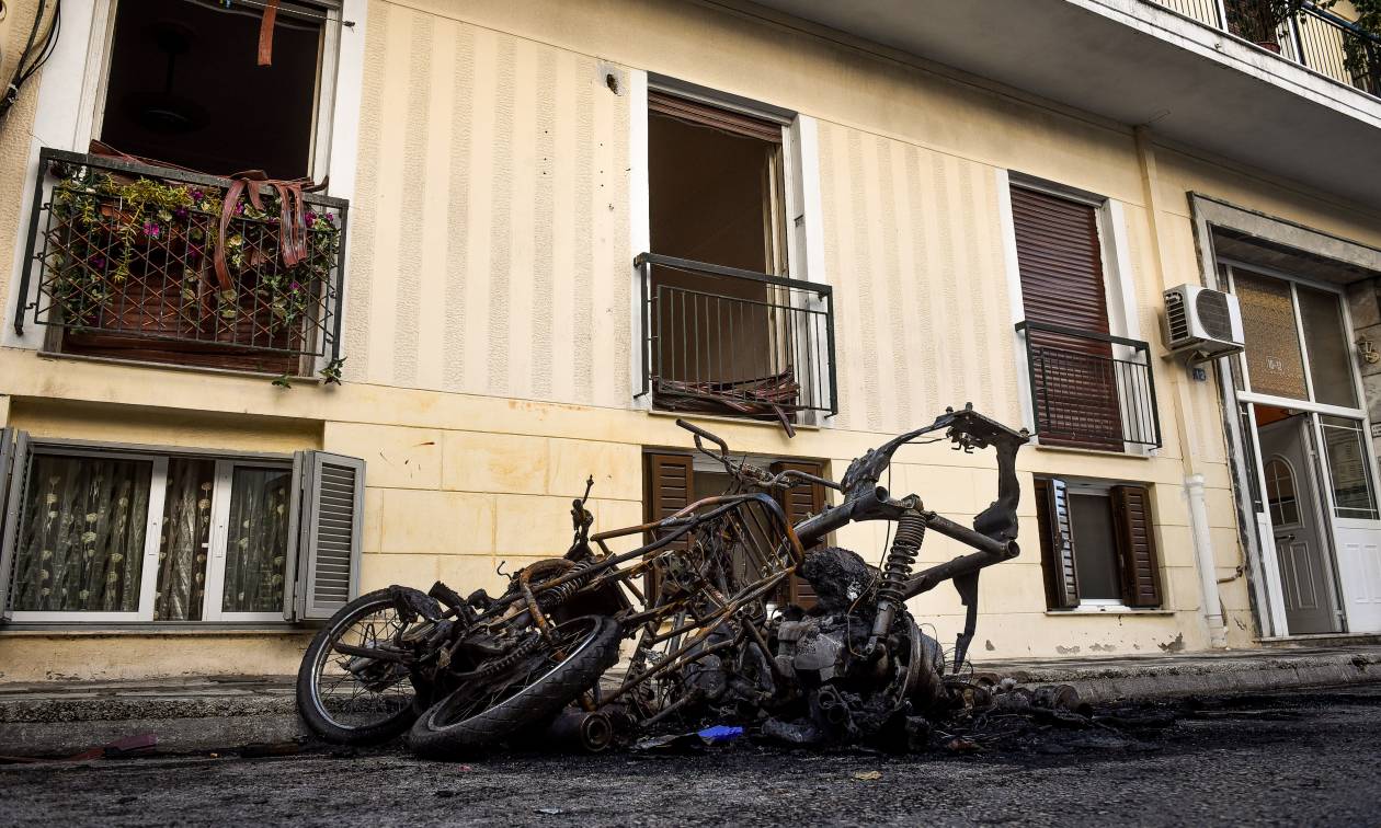 Συναγερμός στα Πατήσια: Πυρπόλησαν οχήματα και μηχανές - Εκκενώθηκε πολυκατοικία (pics)