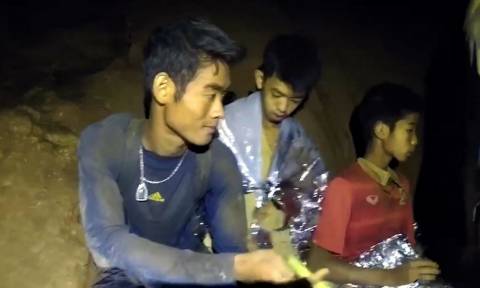 Ταϊλάνδη: Το «μυστικό» του προπονητή που βοήθησε τα παιδιά να επιβιώσουν στο σπήλαιο