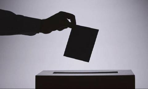 «Πλησιάζουν» οι πρόωρες εκλογές: Τα σενάρια για τριπλές κάλπες και οι πιθανές ημερομηνίες