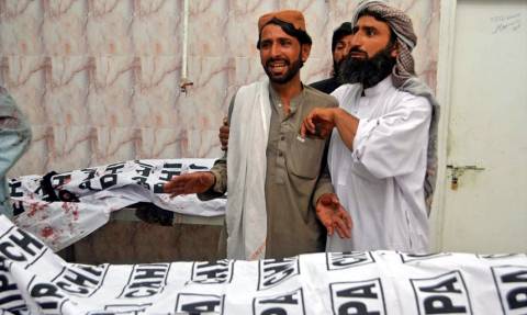 Εικόνες ΣΟΚ στο Πακιστάν: Μακελειό με 128 νεκρούς από επίθεση βομβιστή – καμικάζι