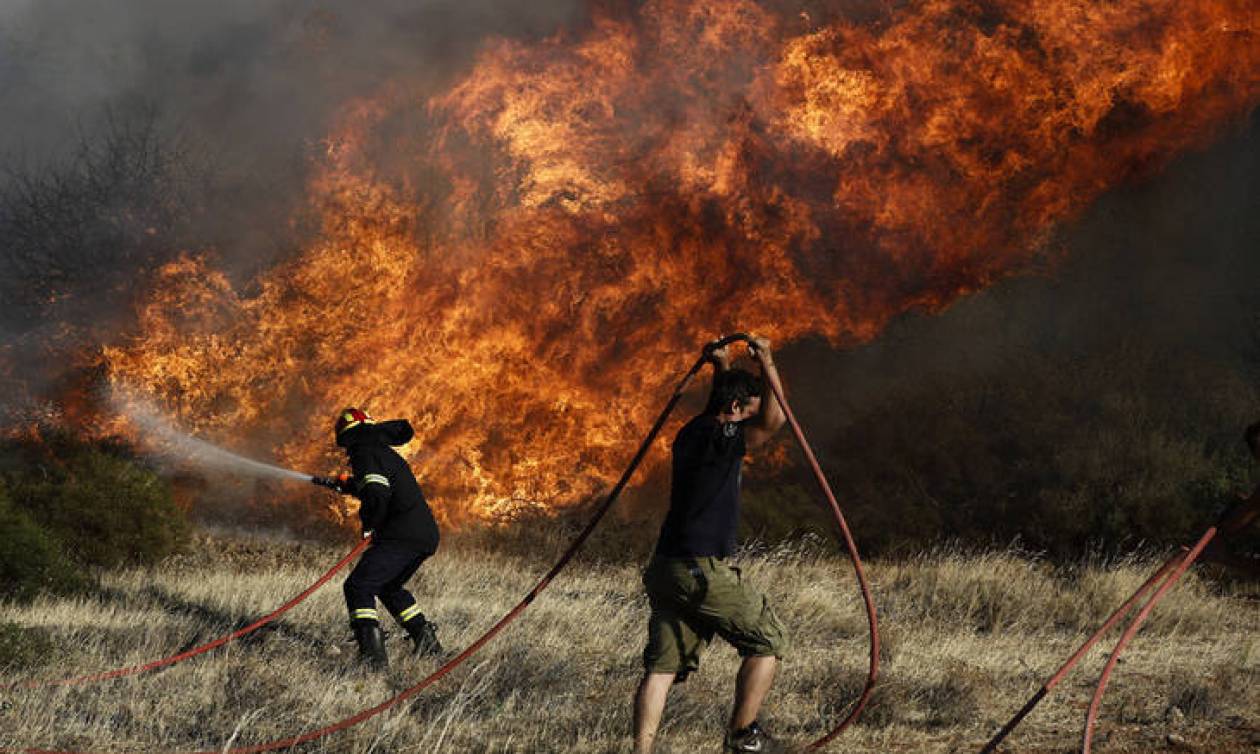 Ηράκλειο: Φωτιά μαίνεται σε δύσβατο σημείο