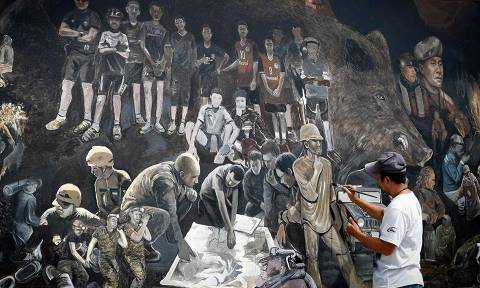 Ταϊλάνδη: Τεράστια τοιχογραφία με τα 12 αγόρια και τον προπονητή τους