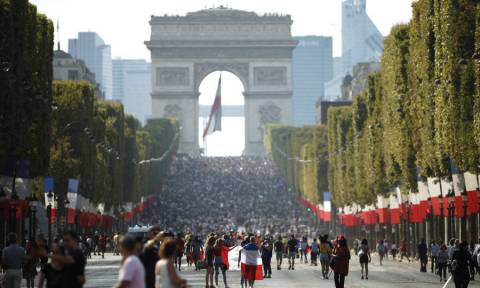 Μουντιάλ 2018: Ξέφρενοι πανηγυρισμοί στη Γαλλία για την κατάκτηση του τροπαίου (pics+vid)