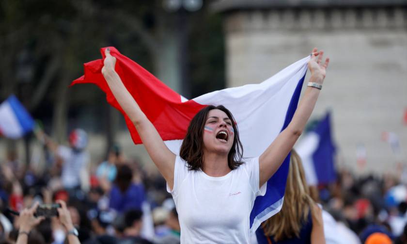Μουντιάλ 2018: Δείτε το «γύρο του θριάμβου» της εθνικής Γαλλίας μέσα στο Παρίσι (Vid)