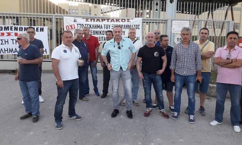 Ένταση στη Φλώρινα: Μέλη της ΓΕΝΟΠ απέκλεισαν την πύλη του ΑΗΣ Μελίτης (pics)