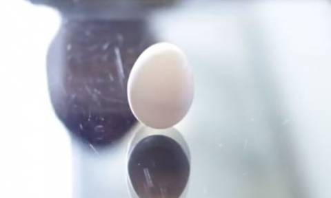 Πήρε ένα αυγό κι έκανε το απόλυτο τρικ... Θα το δοκιμάσετε αμέσως (video)