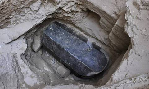 Αίγυπτος: Άνοιξε η «καταραμένη» γρανιτένια σαρκοφάγος - Δείτε τι βρήκαν (Pics+Vids)